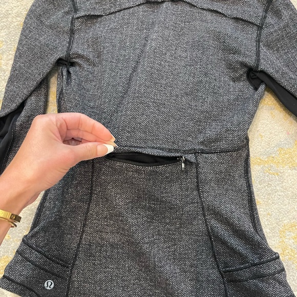 LILULEMON Women’s 1/2 pullover jacket. Gray. Size 4 - Picture 8 of 12
